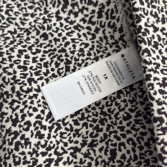 Athleta Salutation Stash Black White Leopard Textured Pocket 7/8 Tights - Picture 8 of 8